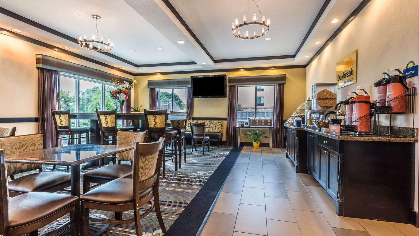 Days Inn & Suites by Wyndham Mineral Wells