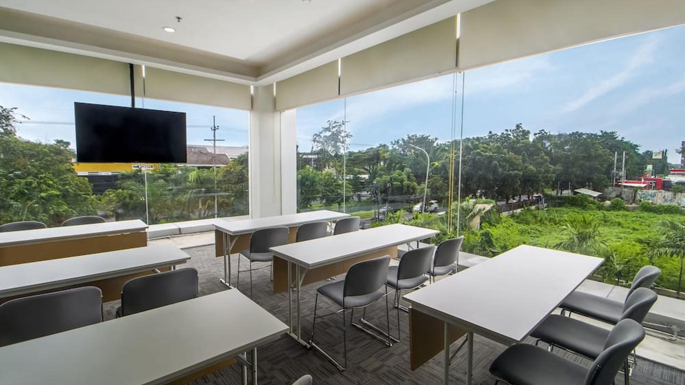 Cleo Hotel Jemursari