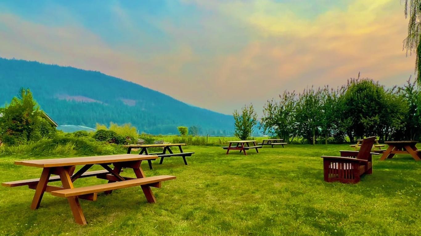 Monashee Motel