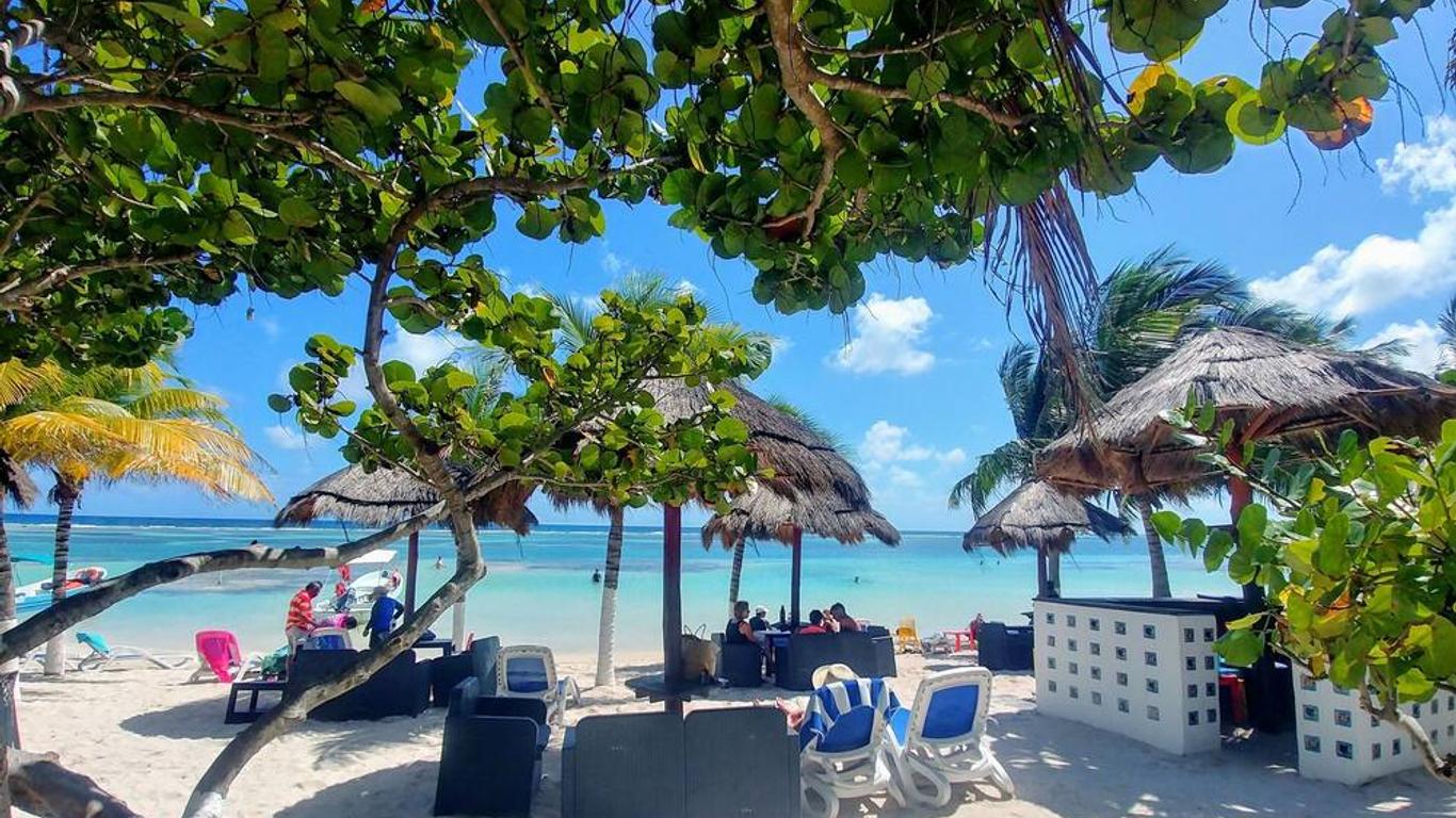 El Fuerte Beach Apartments