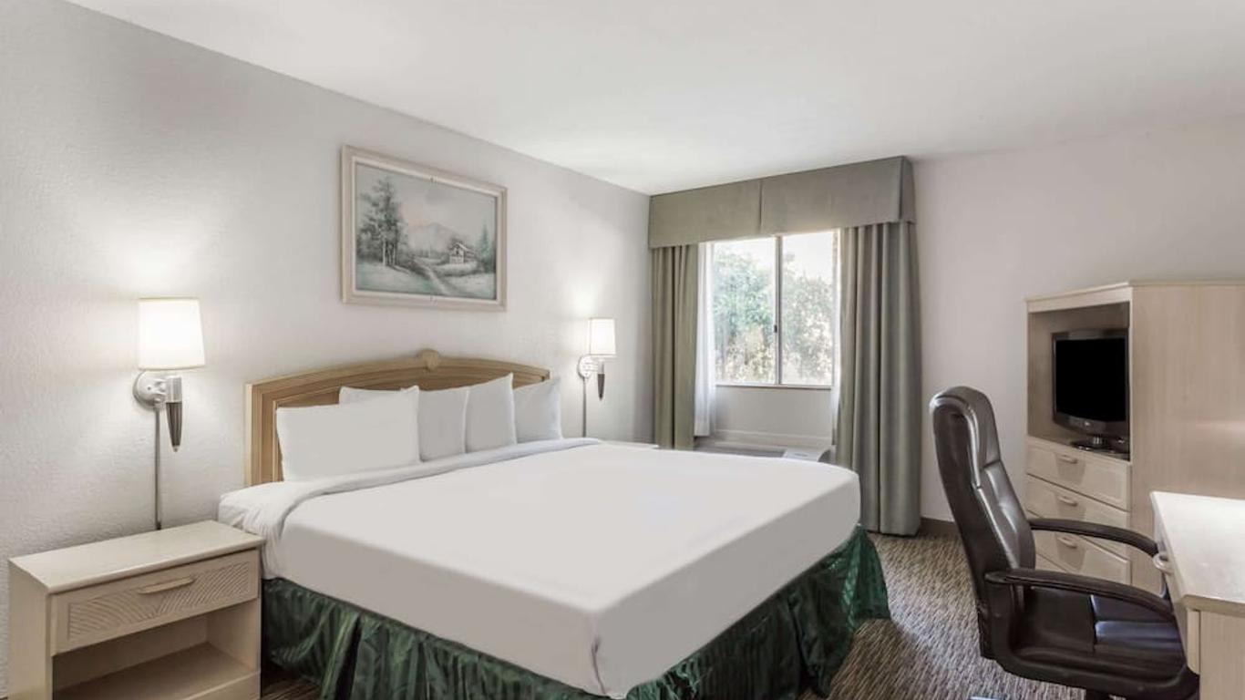 Days Hotel by Wyndham Peoria Glendale Area
