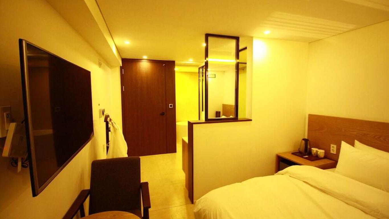 Gray Ground Hotel