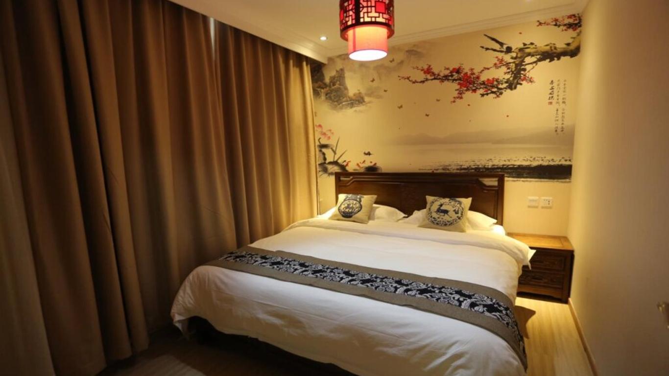 Happy Dragon Alley Hotel-In the city center with big window&free coffe laundry Fluent English speaking,Tourist attractions ticket service&food recommendation,Near Tian Anmen Forbiddencity,Near Lama temple,Easy to walk to NanluoAlley&Shichahai