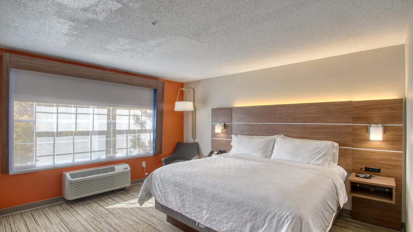 Holiday Inn Express & Suites Oshkosh-Sr 41