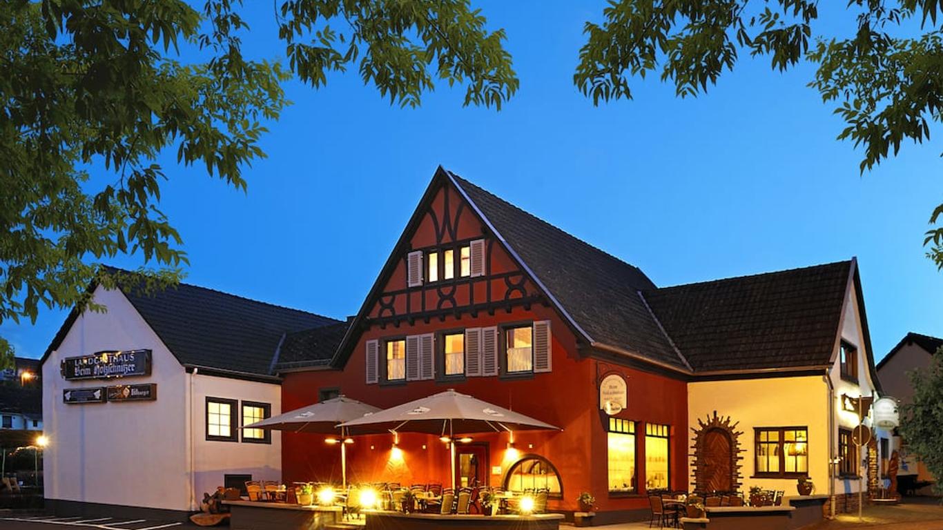 Harmony Beim Holzschnitzer